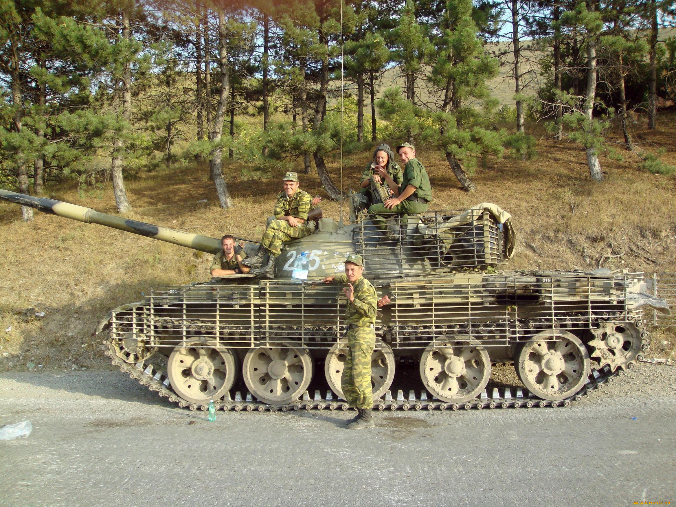 Танки солдаты. Т-62 С решетчатыми экранами. Т 62 противокумулятивные экраны. ДШК на т-62. Танк РФ Т-62.